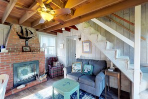 TV, DVD player, video library - Bay view cottage w/ deck, gas grill & great view - steps to private beach (Barnstable)