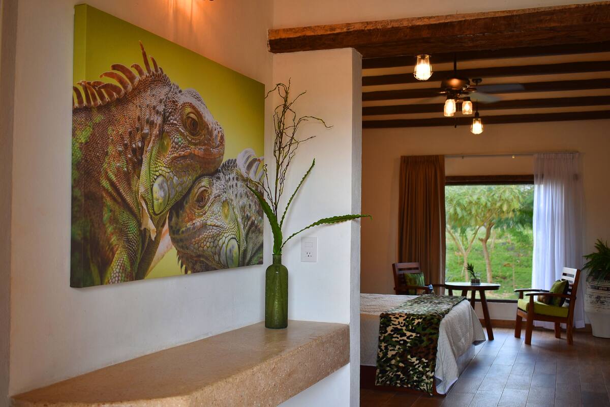 1 quarto, frigobar, individualmente decorados