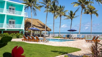 2 piscines extérieures, parasols de plage, chaises longues