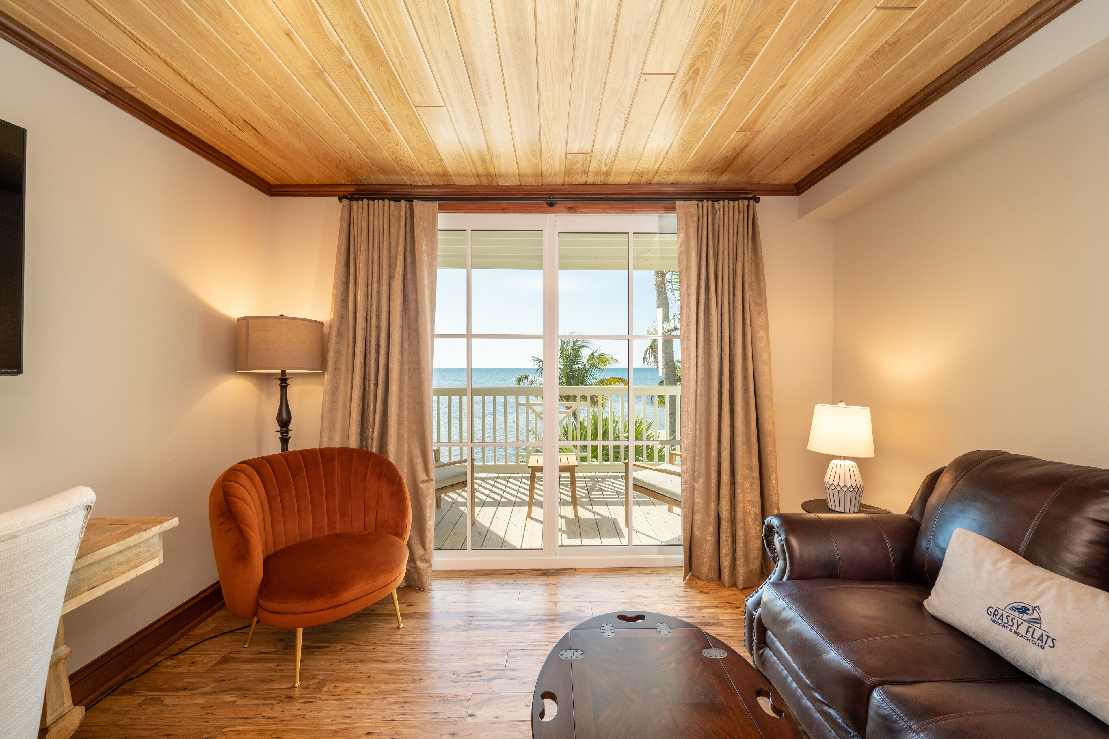 Rom – deluxe, 1 kingsize-seng, ved havkanten | Allergitestet sengetøy, blendingsgardiner og strykejern/-brett