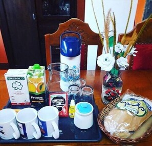 Desayuno con opciones de la cocina local todos los días (con cargo)