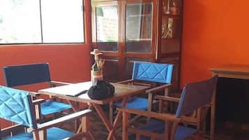 Refrigerador, lavavajillas y utensilios de cocina