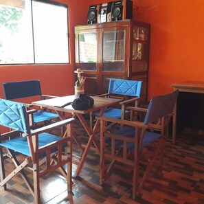 Een koelkast, een vaatwasser, kookgerei, borden en bestek