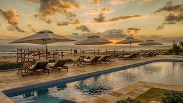 2 piscines extérieures, parasols de plage, chaises longues