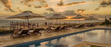 2 piscines extérieures, parasols de plage, chaises longues
