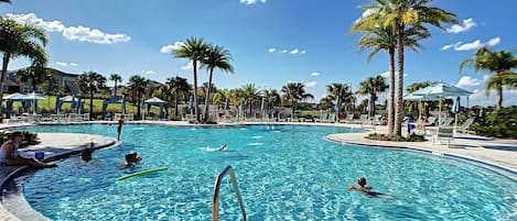 Piscine chauffée, chaises longues