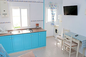 Réfrigérateur, four à micro-ondes, surface de cuisson, cafetière-théière