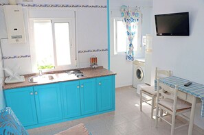 Kjøleskap, mikrobølgeovn, kokeplater og kaffetrakter/tekoker