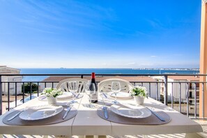 屋外ダイニングエリア