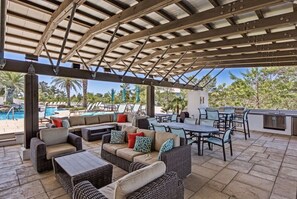 Outdoor dining - BRAND NEW 4 BR + bunk area. Luxury amenities! (Santa Rosa Beach, Florida)