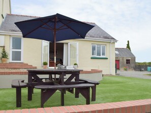 Outdoor dining - 2 bedroom accommodation in Canaston Bridge, near Narberth (Canaston Bridge, near Narberth)