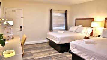 Escritorio, espacio para trabajar con laptop y cortinas blackout