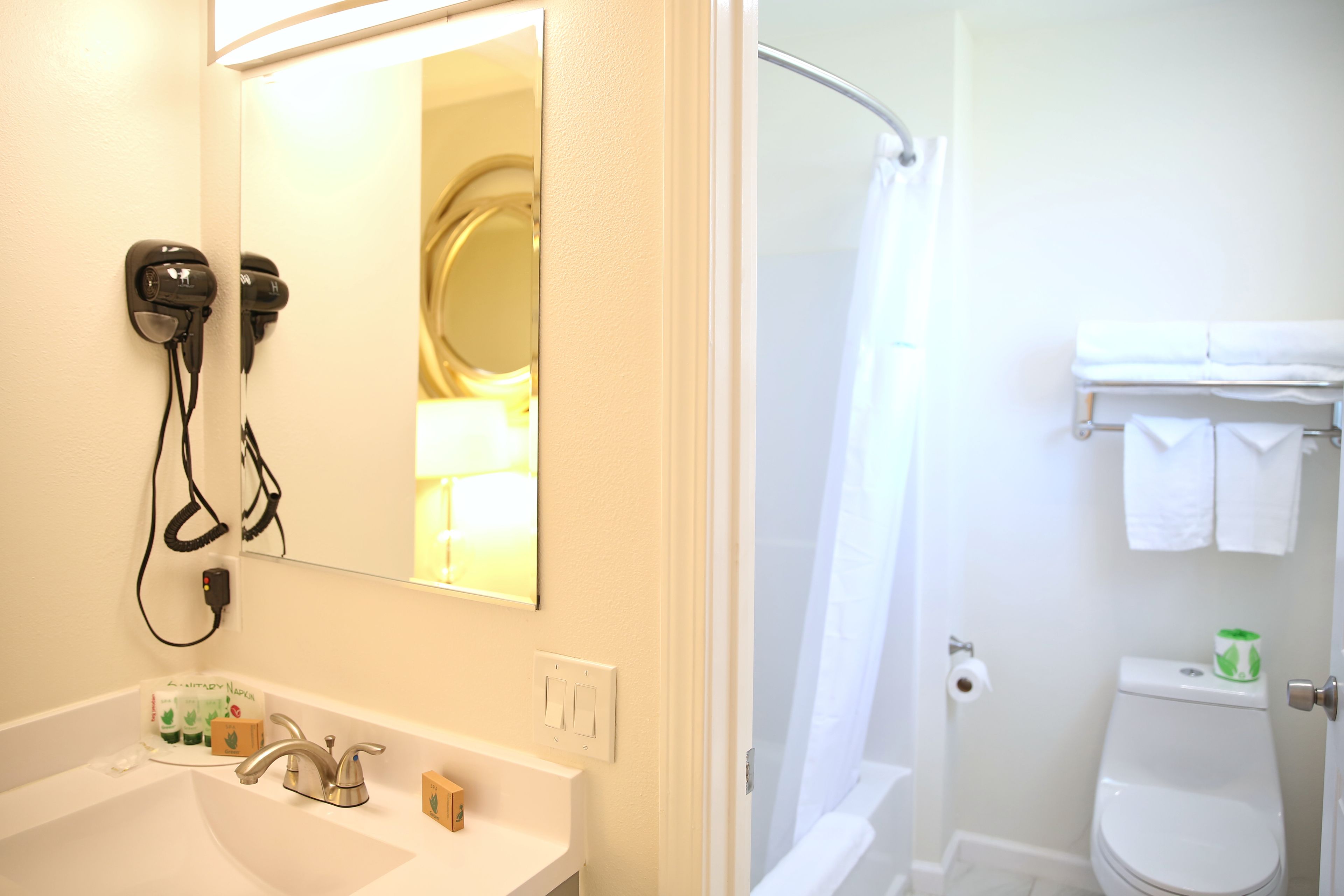 Combined shower/bathtub, free toiletries, hair dryer, towels