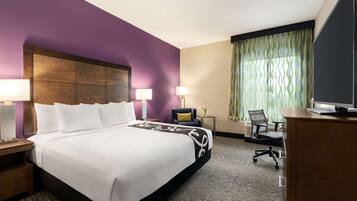 Een bureau, een laptopwerkplek, verduisterende gordijnen