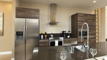 Lemari es besar, microwave, oven, dan mesin pencuci piring