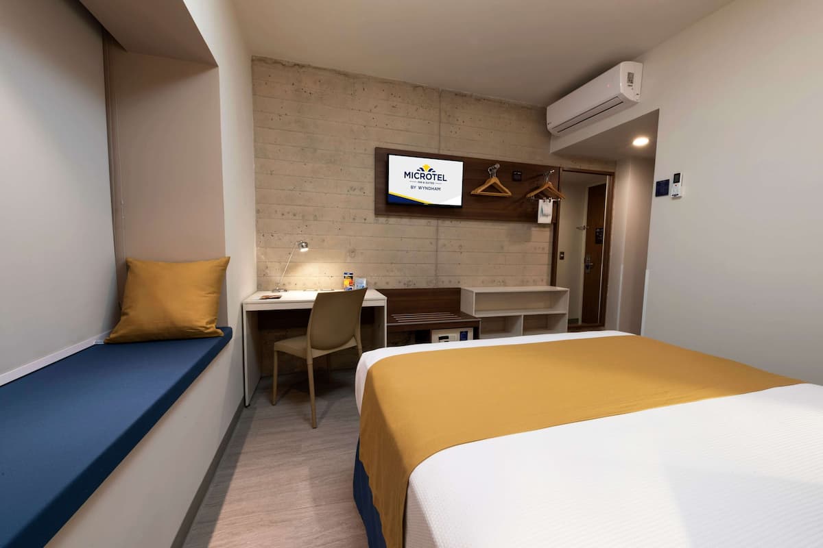 Room, 1 Queen Bed, Non Smoking | Premium bedding, Tempur-Pedic beds, in-room safe, desk