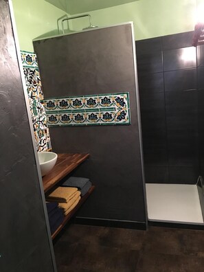 淋浴設備、風筒、提供毛巾、廁紙