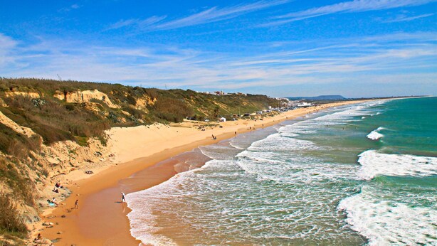 A coastal beach with a sandy shore, waves, and a clear sky. - Central one bedroom apartment with WiFi (CONIL DE LA FRONTERA)