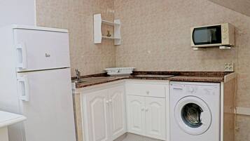 Een koelkast, een magnetron, een kookplaat