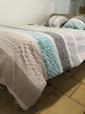 1 bedroom, iron/ironing board, WiFi, bed sheets - Charming Apartment Near (Paris, Charles de Gaulle Disney Airport) (Clichy-sous-Bois)