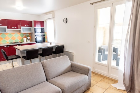 TV. Charming Apartment Near (Paris, Charles de Gaulle Disney Airport)