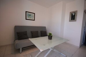 Unclassified image, 2 of 21, button