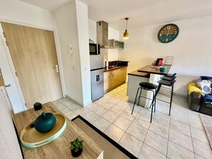 Fridge, microwave, oven, stovetop - Apartment with Terrace, Garden and Parking (Saint-Florent)