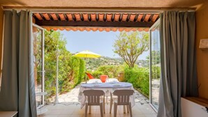 Une pièce dotée d’une porte vitrée donnant sur un patio extérieur.