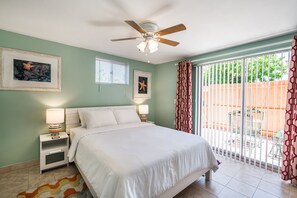 1 habitación, tabla de planchar con plancha y cuna de viaje