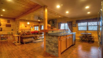 Smart TV, chimenea y libros