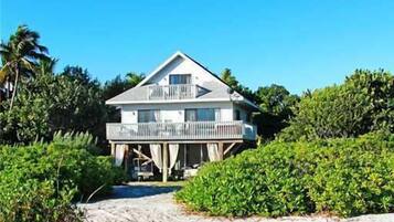 Vista frontal de la propiedad