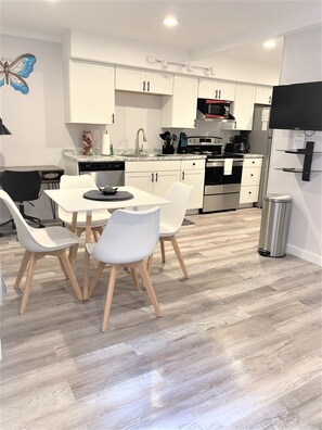 Fridge, microwave, oven, stovetop - New Listing! Cozy Apartment by the Beach (Indian Rocks Beach)