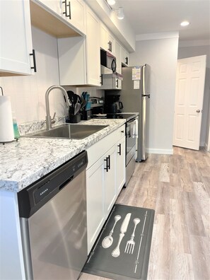 Kylskåp, mikrovågsugn, ugn och spishäll