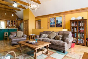 Una Smart TV, una chimenea, libros, una impresora