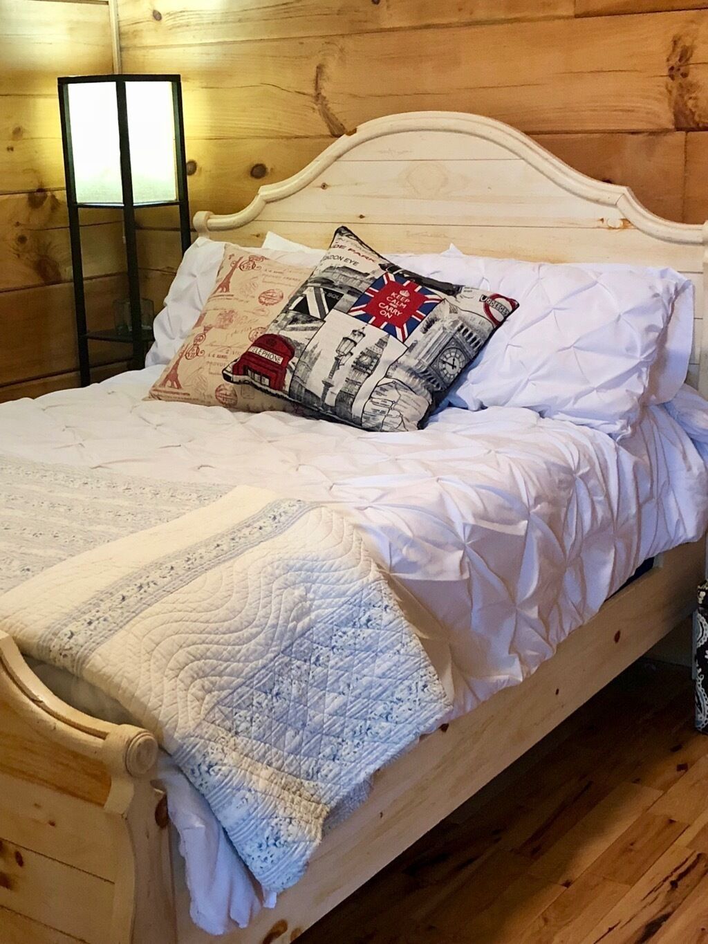 4 bedrooms, iron/ironing board, travel crib, WiFi (free)
