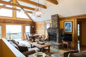 Smart TV, chimenea, libros, impresora