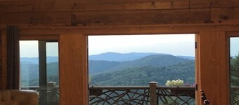 Cozy mountain log chalet overlooking the slopes of Hatley Pointe Ski Resort. 