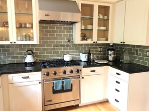 Frigorifero, forno, piano cottura, lavastoviglie