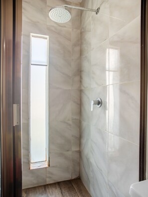 Habitación estándar doble | Baño | Ducha y cabezal de ducha tipo lluvia