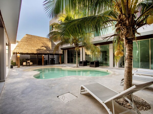 Una piscina al aire libre