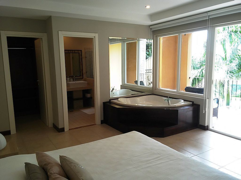 Luxury Apartment, 2 Bedrooms | Private spa tub