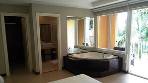 Une salle de bain moderne avec une baignoire sur pieds, un grand miroir et un lavabo.