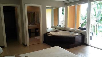 Luxury Apartment, 2 Bedrooms | Private spa tub