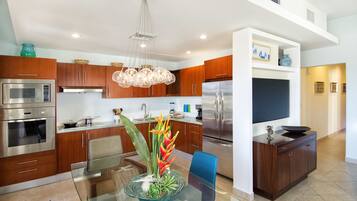 Full-sized fridge, microwave, oven, stovetop