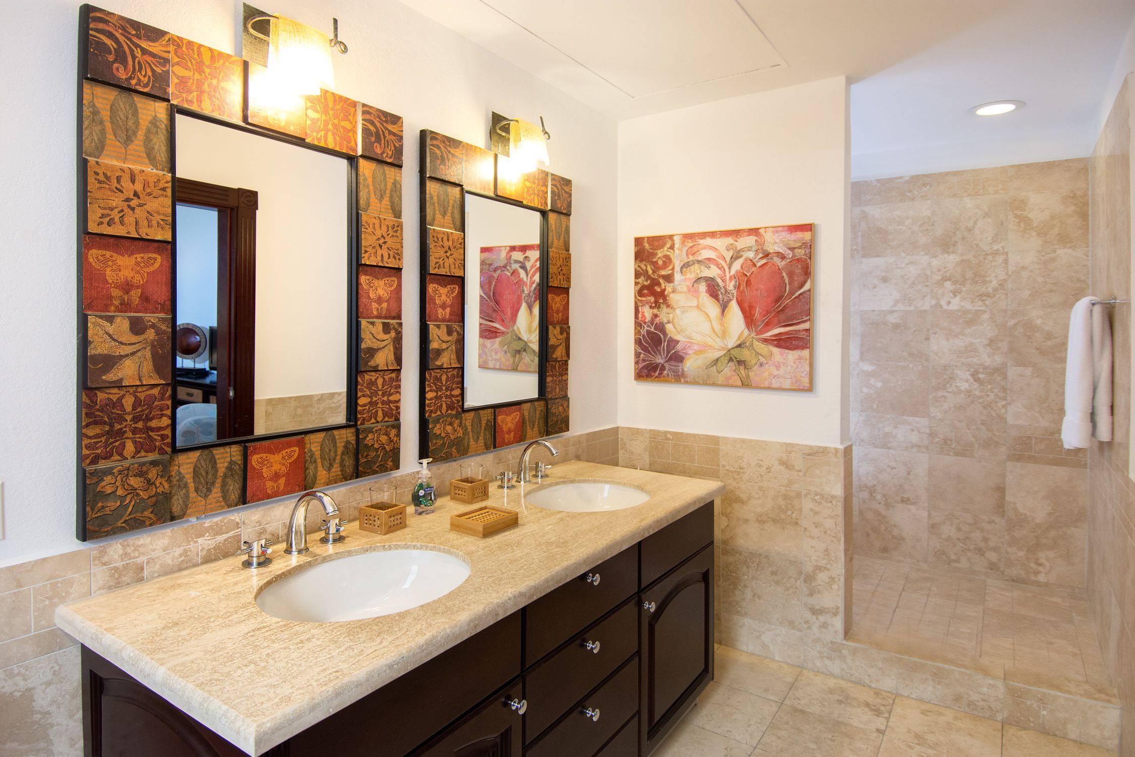 Un bagno con due lavandini, uno specchio grande e una doccia.