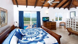 Quarto com uma cama, televisão, cômoda e vista para o exterior.