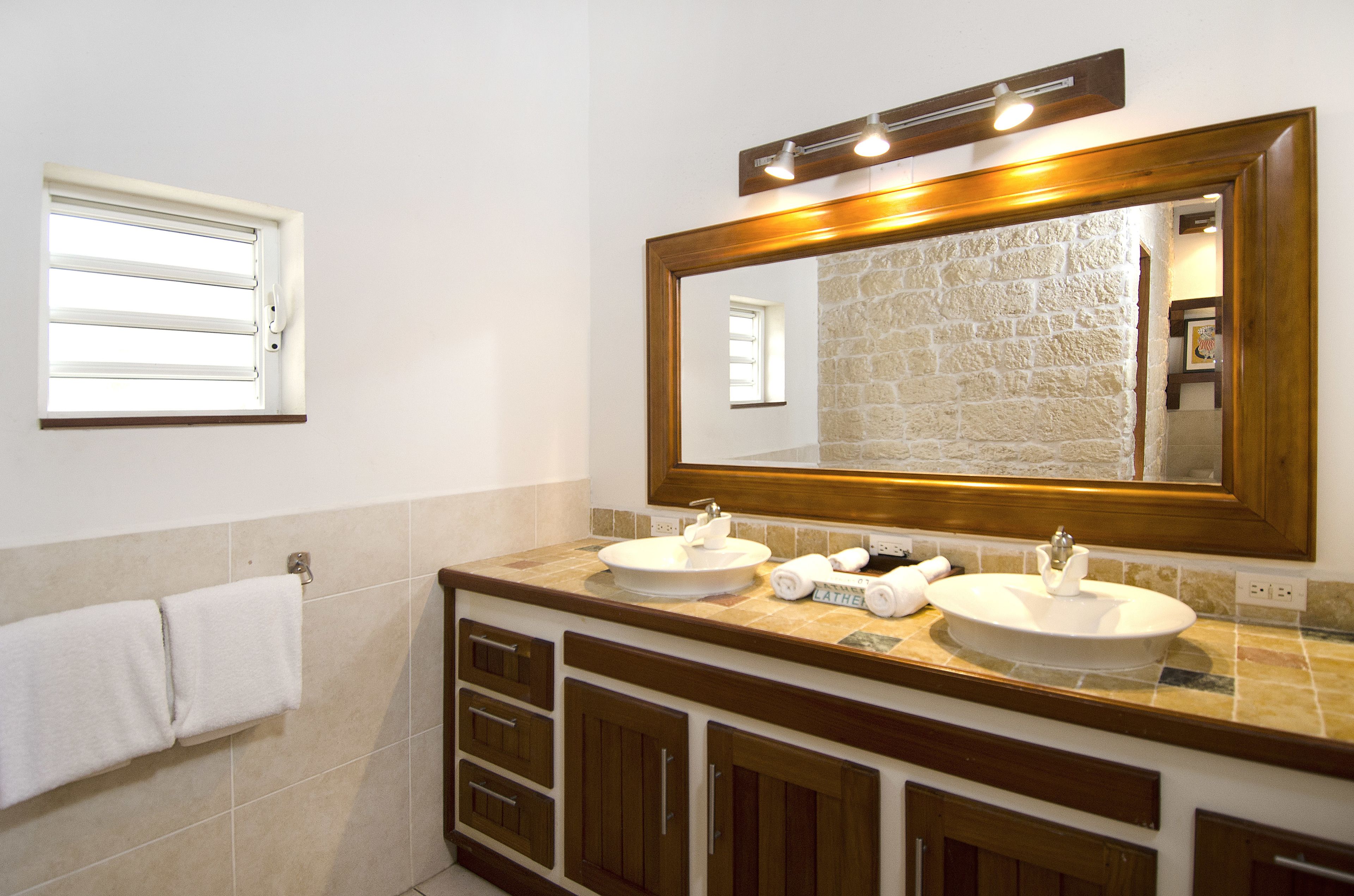 Buồng tắm vòi sen, máy sấy tóc, khăn tắm 