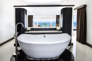 Deep soaking bathtub