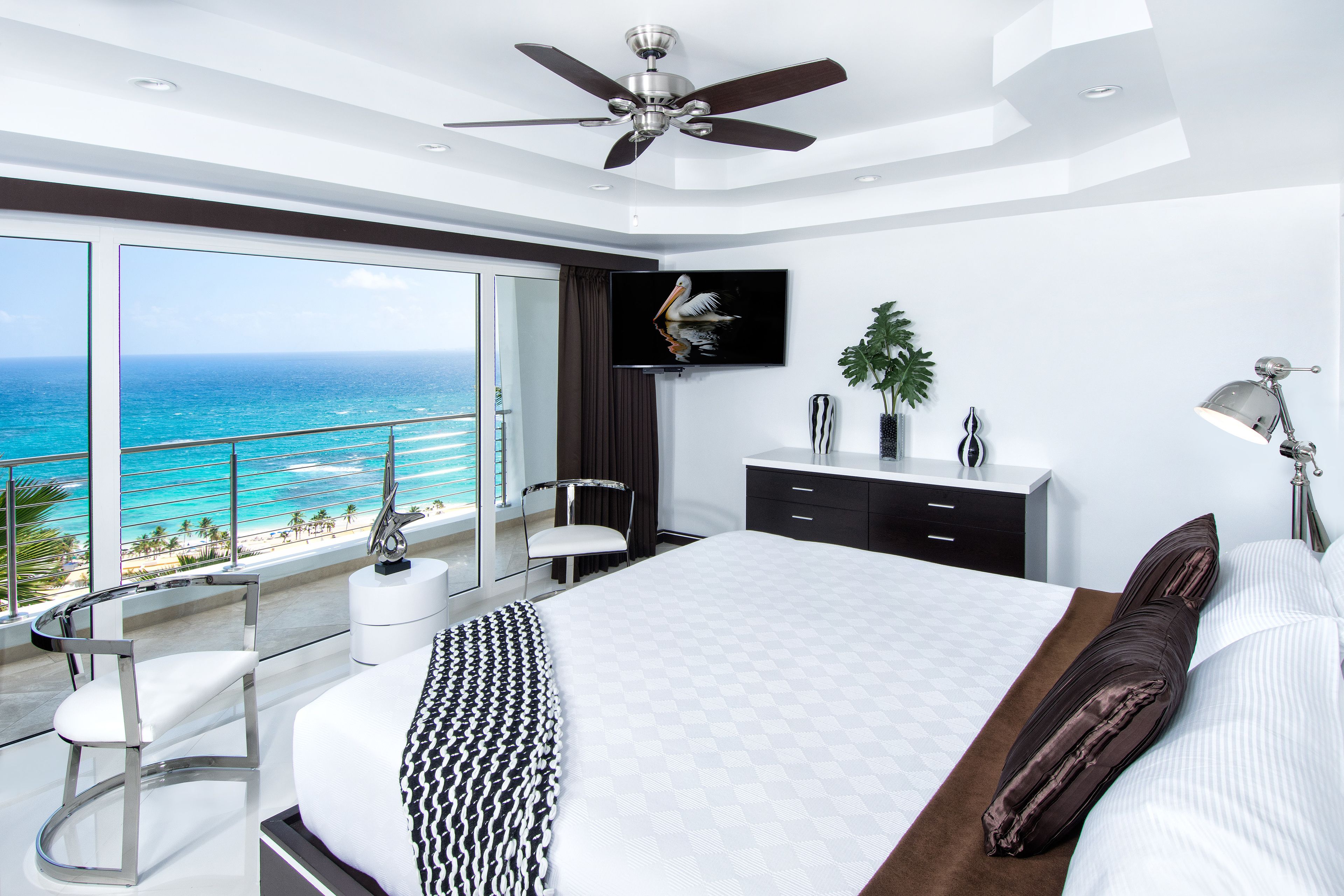 Espaço de trabalho para notebook, Wi-Fi de cortesia, roupa de cama