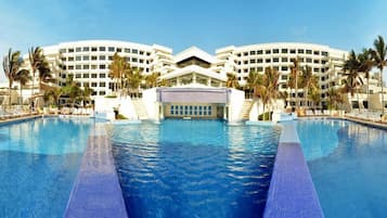 3 piscines extérieures, parasols de plage, chaises longues